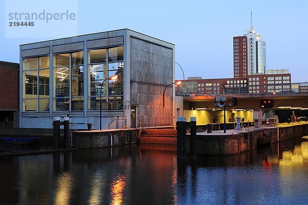 Gebäuden Waterfront  Hanseatic Trade Center  Schaartorbruecke  Schleusenhaus  Hamburg  Deutschland