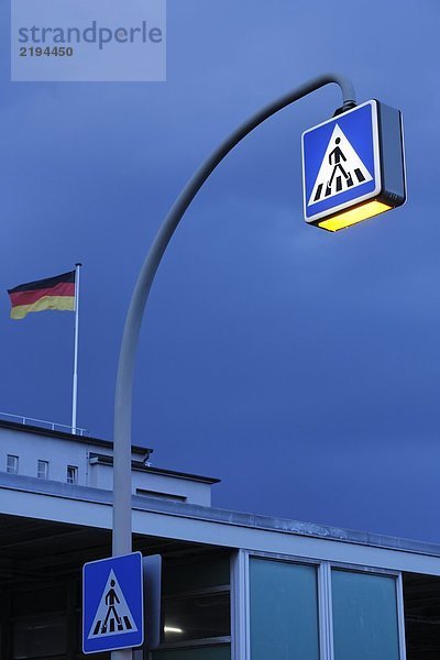 Untersicht Fußgängerüberweg Zeichens beleuchtet in der Dämmerung  Hamburg  Deutschland