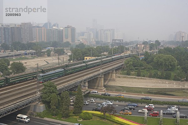 Zug Kreuzung Brücke über Highway  China