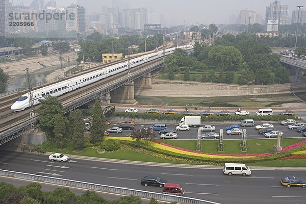 Zug Kreuzung Brücke über Highway  China