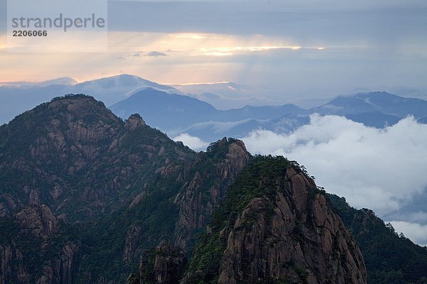 Erhöhte Ansicht des Berges  Huangshan Berge  Huangshan  Provinz Anhui  China