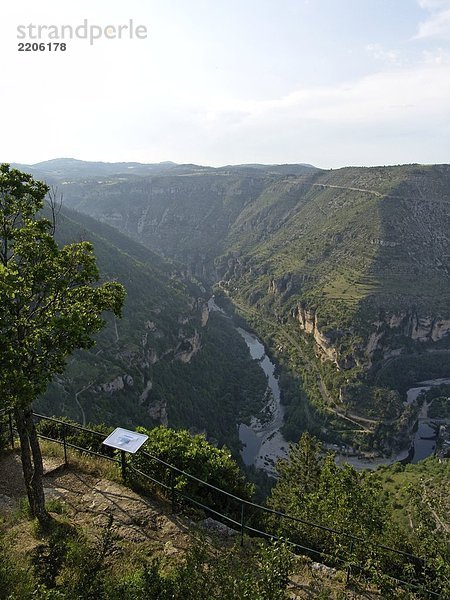 Erhöhte Ansicht des Dorfes im Tal  Saint-Chely-du-Tarn  Lozère  Languedoc-Roussillon  Frankreich