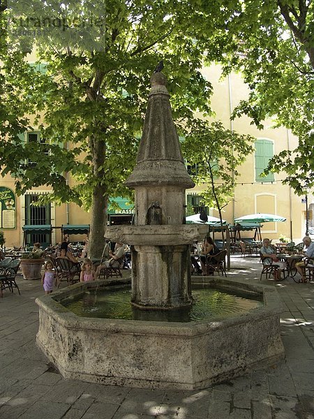 Brunnen am Bürgersteig Café