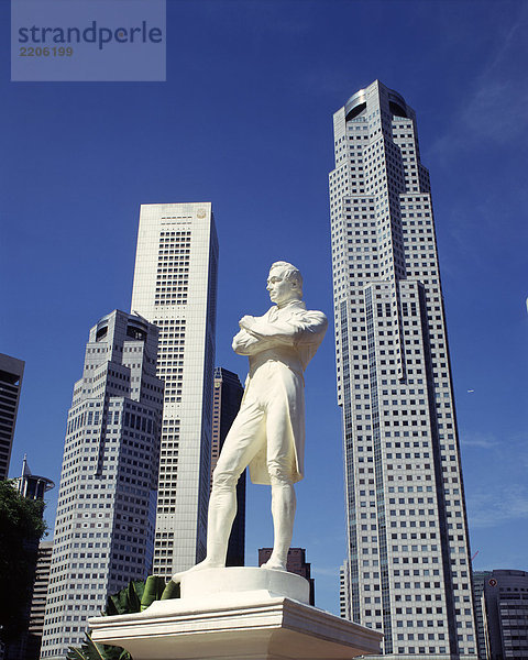 Stamford Raffles(founder of singapore) Statue vor der Skyline der Stadt  Singapurianer/in