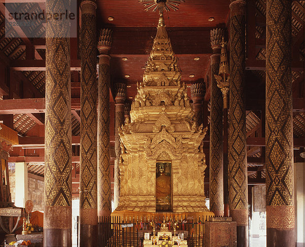 Interior des Wat Phra  die Lampang Luang  Lampang  mit einer typischen nördlichen Ku Gehäuse des wichtigsten Buddhas image  Lampang  Thailand.