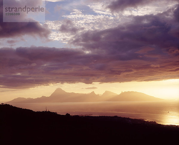 Französisch-Polynesien  Ansicht von Morea bei Sonnenuntergang