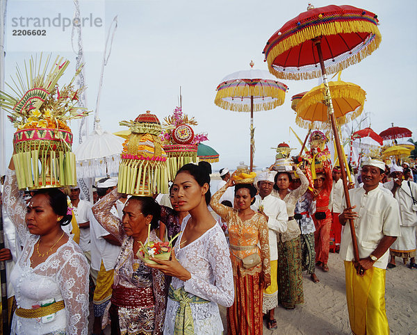 Balinesische Mädchen mit Angebot während einer Zeremonie  Bali  Indonesien