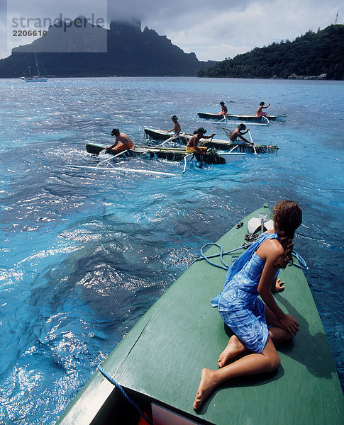 Französisch-Polynesien  Bora Bora  Mädchen gerade Boat race