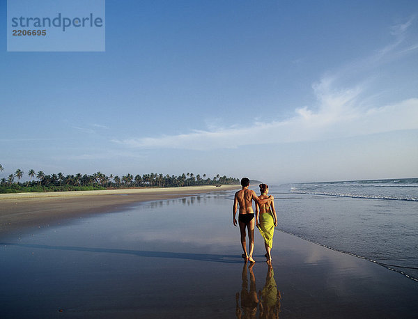 Indien  Goa  couple Wandern am Strand
