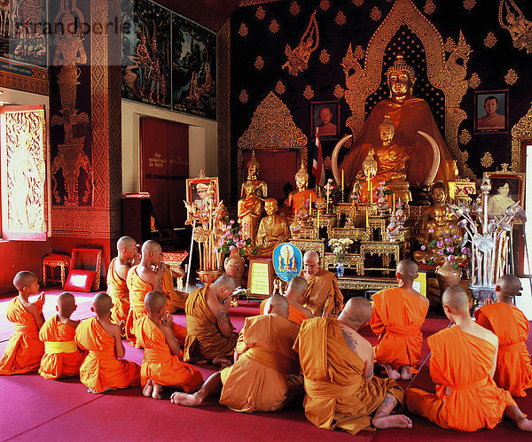 Thailand  Chiang Mai  Wat Chedi Yod Ched  junge Anfänger und leitenden Mönch