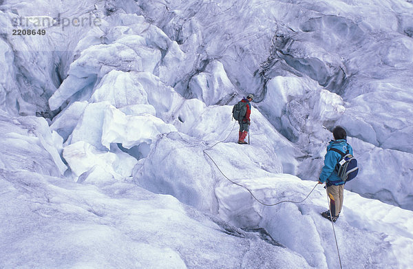 Norwegen  Jostedalsbreen Nationalpark  Flatbreen Gletscher  Wanderer