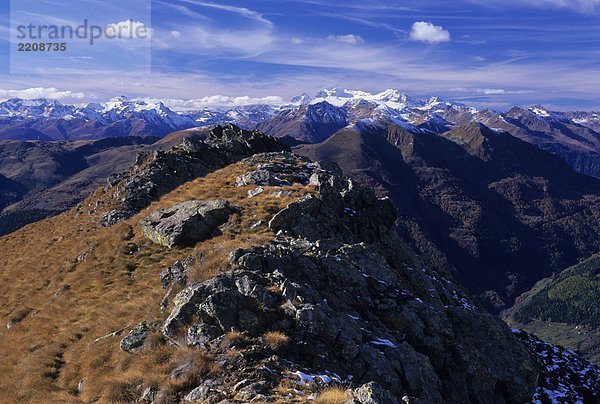 Italien  Lombardei  Adamello Bresciano Regionalpark  Colmo Mount  Val Camonica und Mount Cadi'view aus Mount Foppa