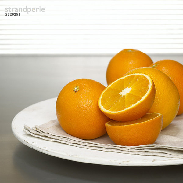 Orangen auf Teller  Nahaufnahme
