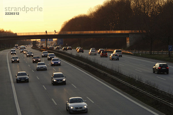 Deutschland  Verkehr auf der Autobahn am Abend