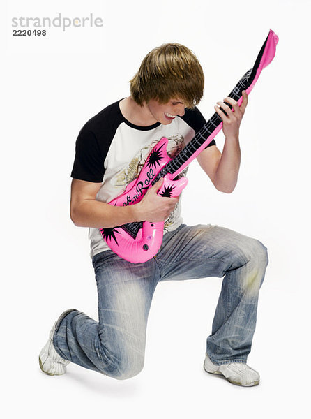 Teenager Junge (16-17) mit E-Gitarre  Portrait