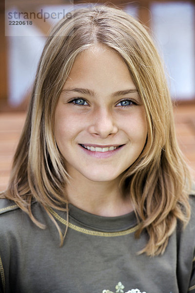 Porträt eines Mädchens (13-14)  lächelnd