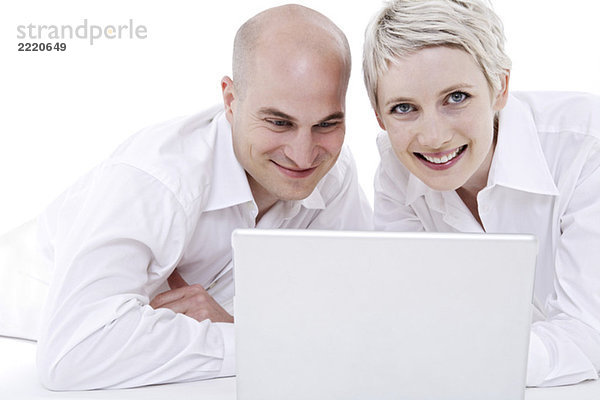 Junges Paar mit Laptop  Portrait