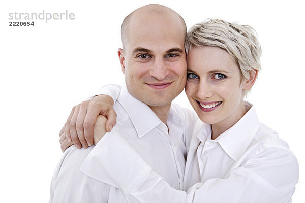 Junges Paar umarmend und lächelnd  Portrait