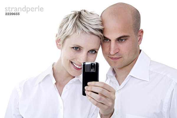 Junges Paar mit Handy  Portrait
