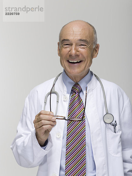 Oberarzt lacht  Porträt