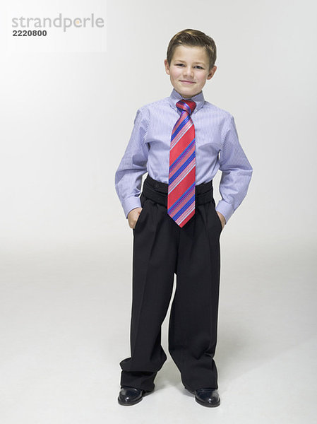Junge (8-9) in Businesskleidung  Portrait