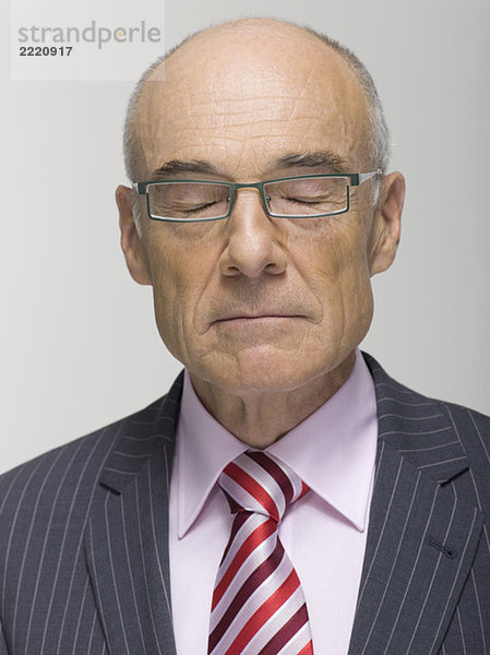 Portrait eines Senior Geschäftsmannes Augen geschlossen  Nahaufnahme