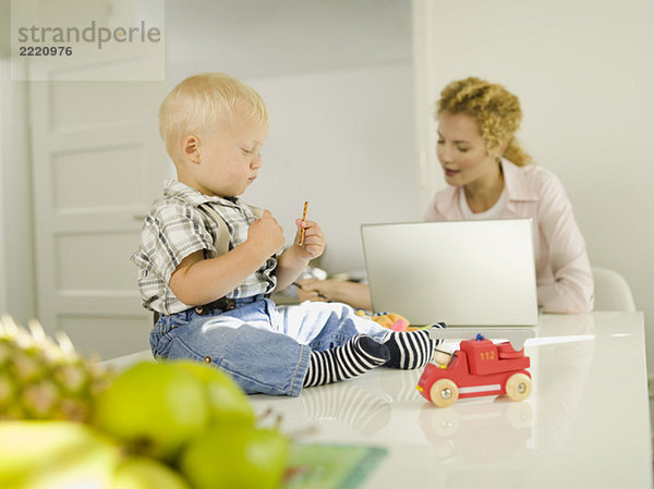 Mutter und Baby (12-24 Monate)  Mutter mit Laptop