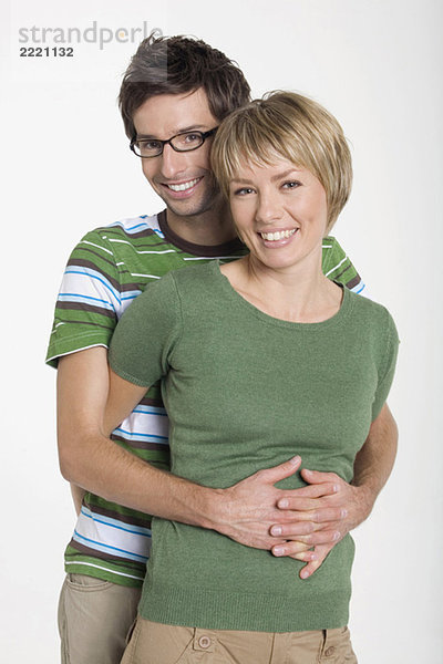 Vorderansicht Porträt eines jungen Paares mit umlaufenden Armen