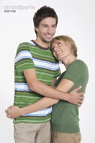 Vorderansicht Porträt eines jungen Paares mit umlaufenden Armen