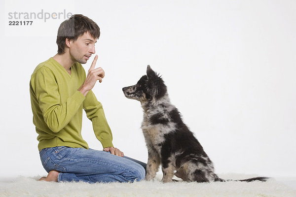 Junger Mann mit Hund  Portrait