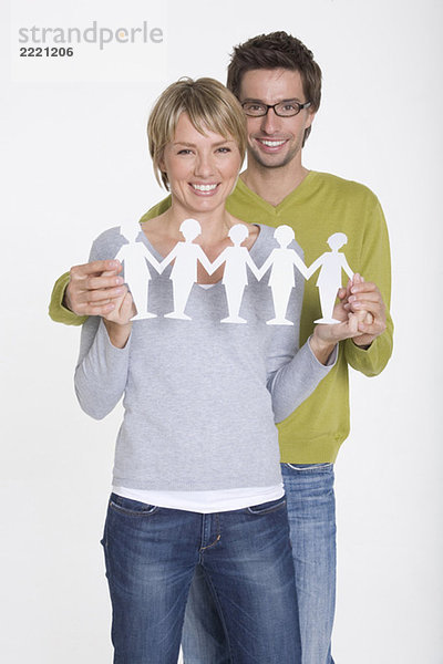 Junges Paar mit Papierausschnitten  Portrait