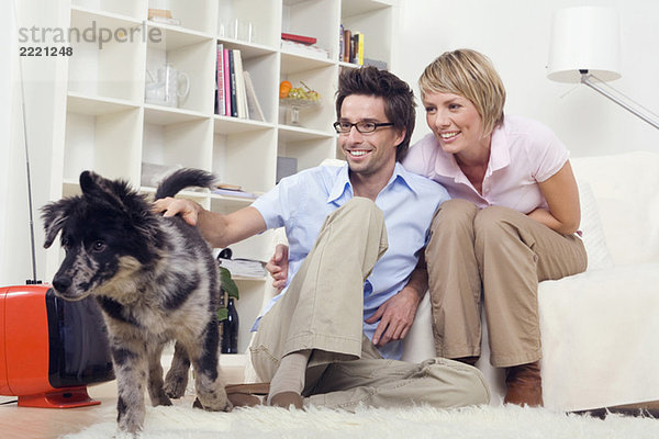 Paar im Wohnzimmer  mit Hund  Portrait