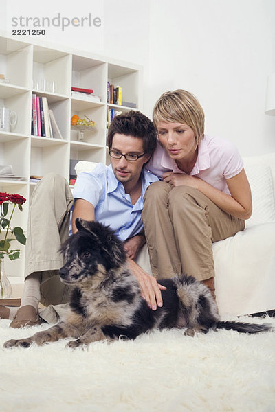 Paar im Wohnzimmer  mit Hund  Portrait