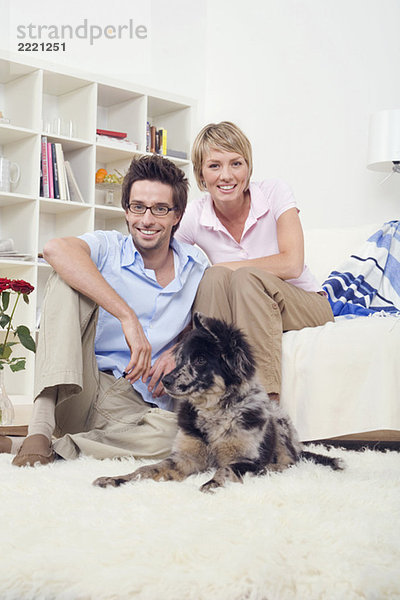 Paar im Wohnzimmer  mit Hund  Portrait