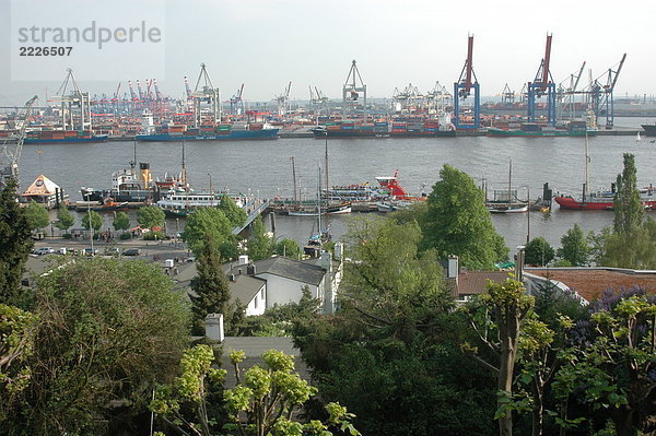 Schiffe in der Nähe von kommerziellen Dock  Hamburg  Deutschland