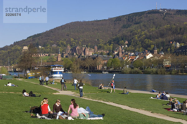 Touristen entspannenden am Flußufer  Heidelberg  Deutschland