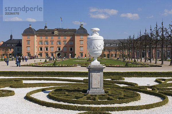 Vase auf Podest im formalen Gärten des Palastes  Schwetzinger Schloss  Baden-Württemberg  Deutschland