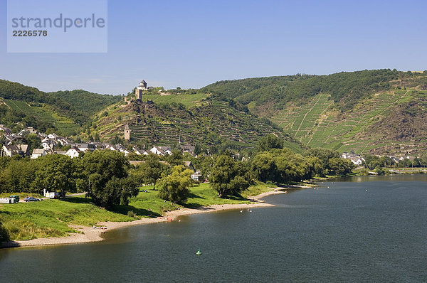 River mit untere und obere Burgen auf Hügeln im Hintergrund  Kobern-Gondorf  Mayen-Koblenz  Rheinland-Pfalz  Deutschland