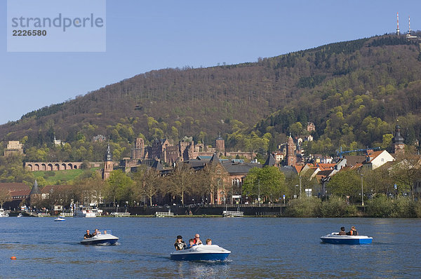 Touristen auf Windsurfbrettern im Fluss  RiverNeckar  Heidelberg  Baden-Württemberg  Deutschland