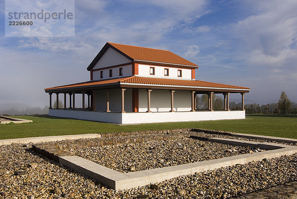 Gebäude im open Air Museum gegen bewölkten Himmel  Deutschland