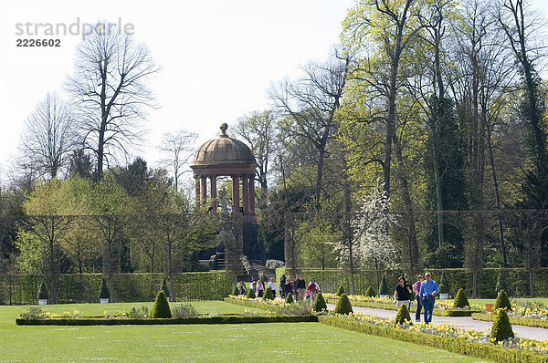Gruppe von Touristen an formaler Garten  Apollotempel  Schwetzingen  Deutschland