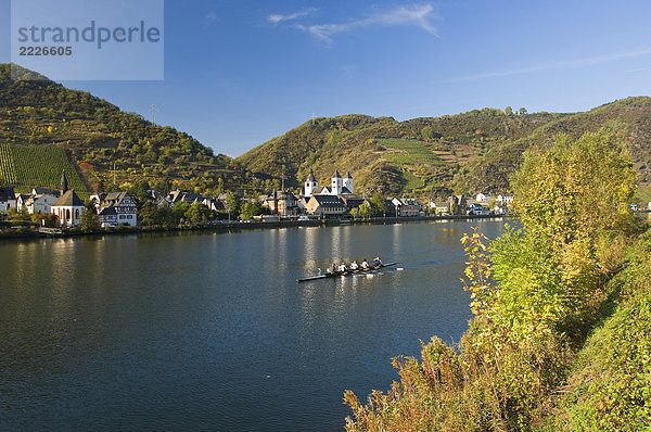 Touristen Bootspartie im Fluss mit Kirche im Hintergrund  Stiftskirche St. Castor  Treis-Karden  Rheinland-Pfalz  Deutschland