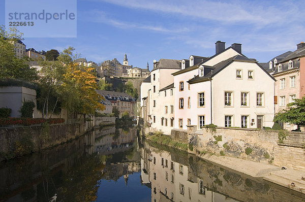 Kanal fließt durch die Stadt  Fluss Alzette  Luxemburg Stadt  Luxemburg