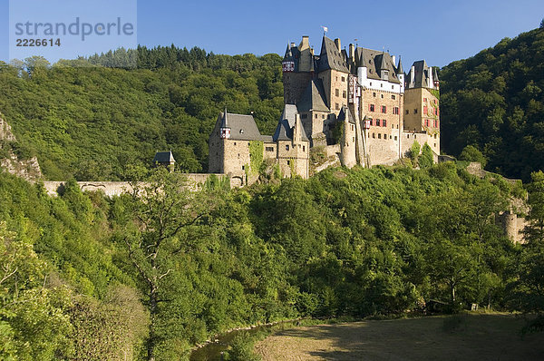 Schloss auf dem Hügel  Burg Eltz  Wierschem  Rheinland-Pfalz  Deutschland