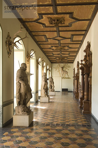 Statuen im Korridor des Schlosses  Heidelberger Schloss  Heidelberg  Baden-Württemberg  Deutschland