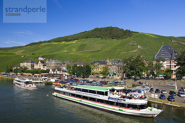 Dampfschiffe im Fluss  Mosel  Bernkastel-Kues  Rheinland-Pfalz  Deutschland