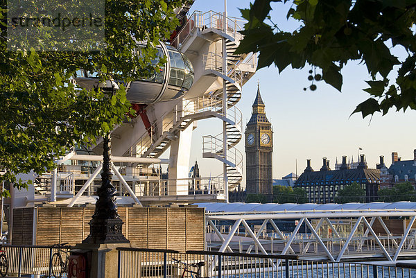 Big Ben und Häuser des Parlaments gegenüber von London Eye  Thames River  London  England