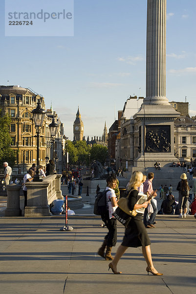 Touristen am Rathausplatz mit Big Ben auf der Rückseite geschliffen  Trafalgar Square in London  England