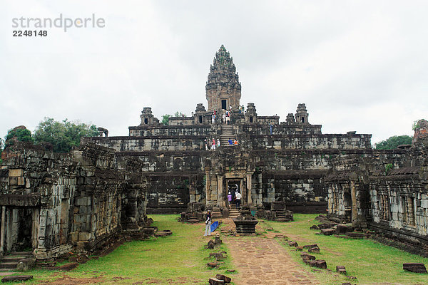 Touristen am alten Ruinen der Tempel  Bajon  Angkor Wat  Kambodscha