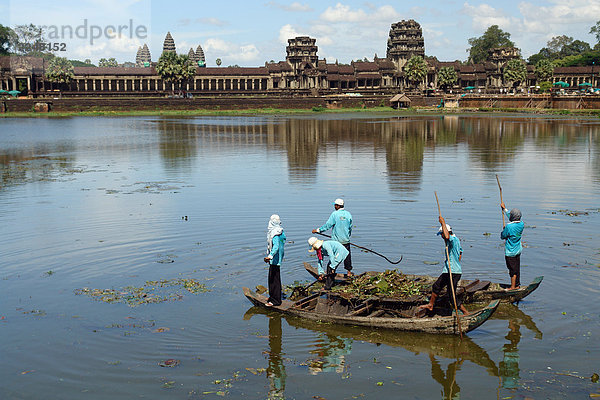 Vier Personen auf Booten Reinigung Tempel Teich  Angkor Wat  Kambodscha
